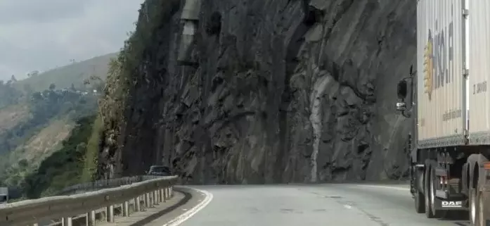 Trecho da Serra de Petrópolis fica interditado durante a madrugada